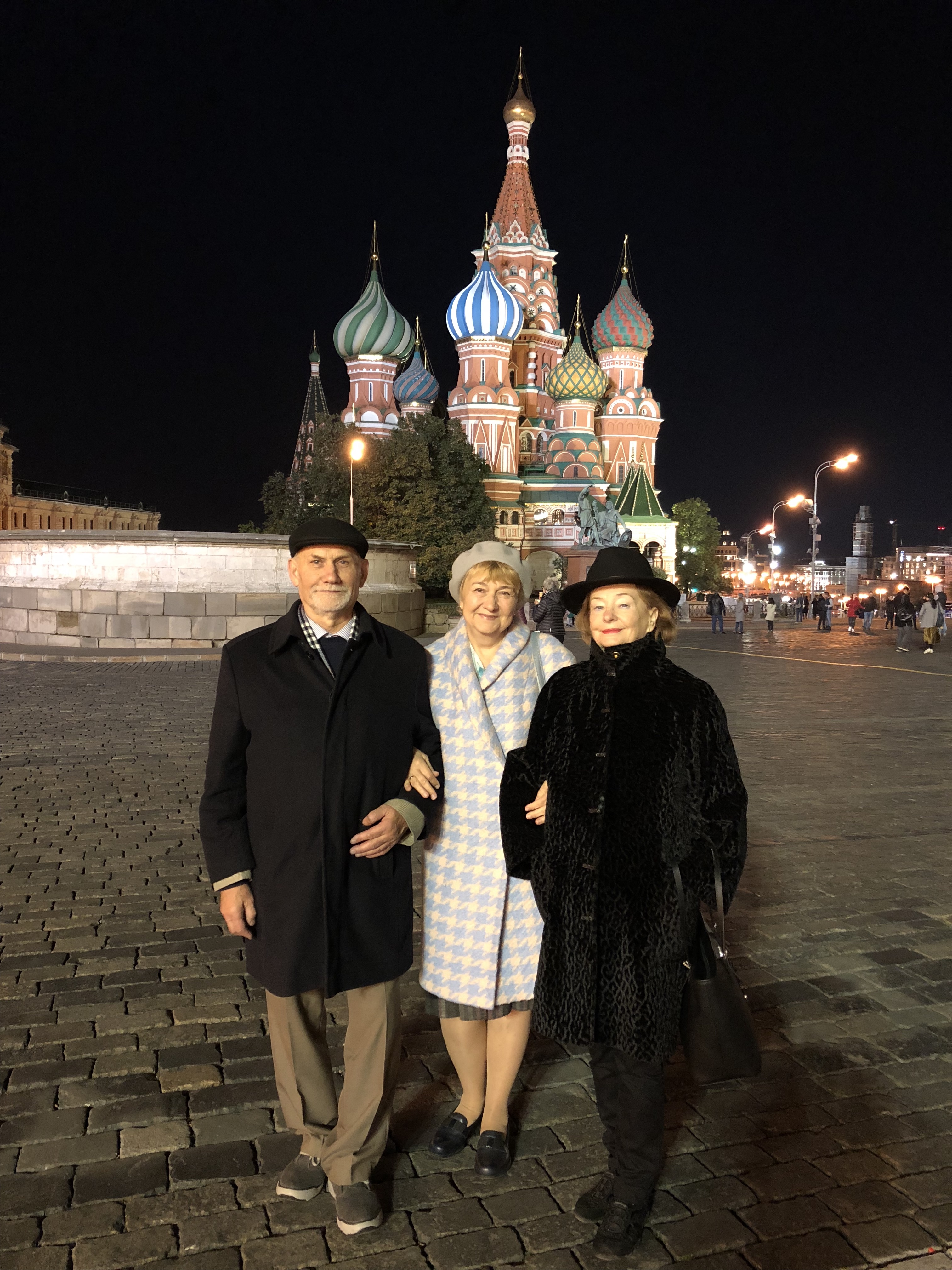 Людмила и Виталий с Мариной на Красной площади